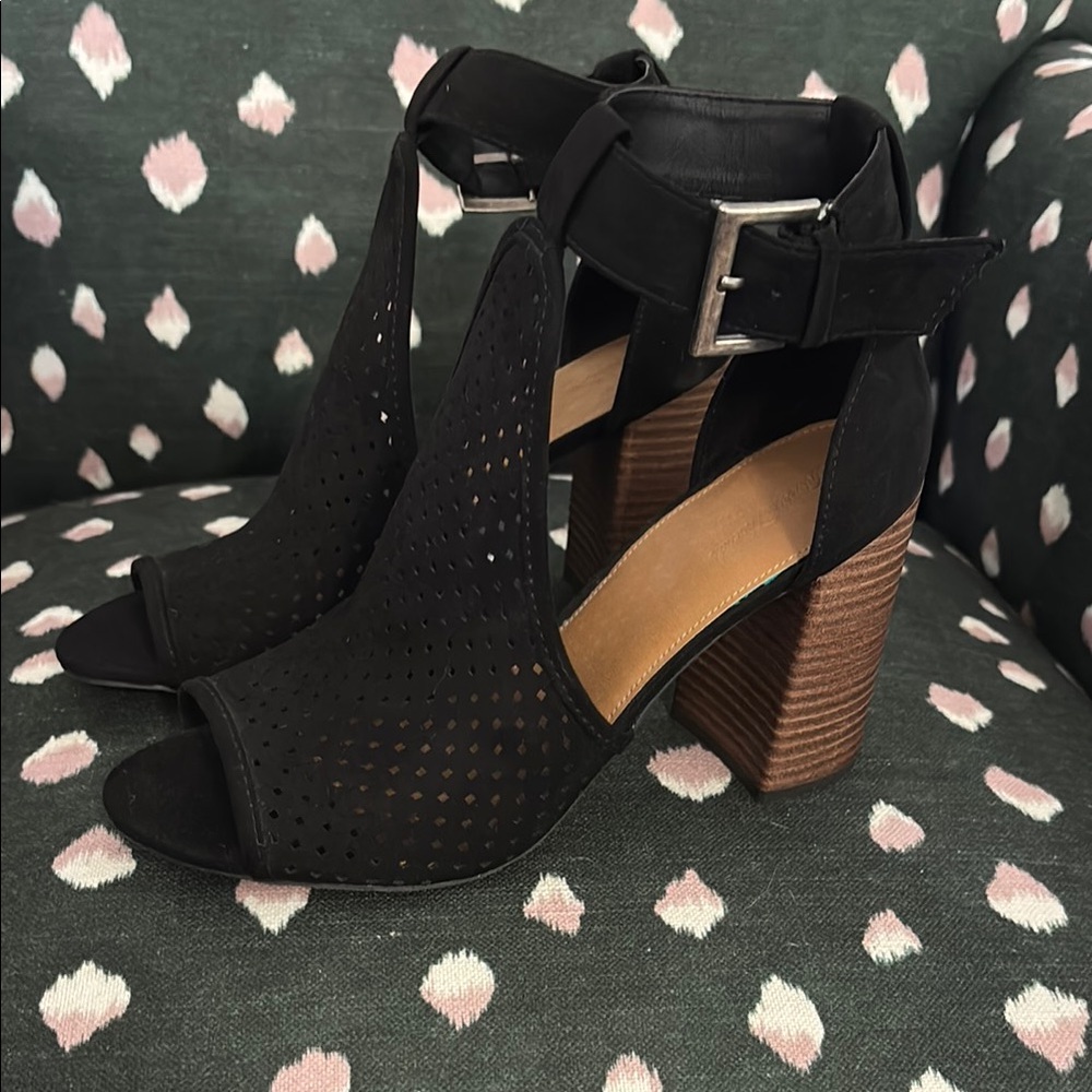 Universal Thread Target Black Women's Heeled Sandals